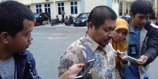 Bersama Tiga Mantan Dewan Bengkalis, Bupati Amril Mukminin Diperiksa KPK Bersama Tiga Mantan Dewan Bengkalis, Bupati Amril Mukminin Diperiksa KPKi
