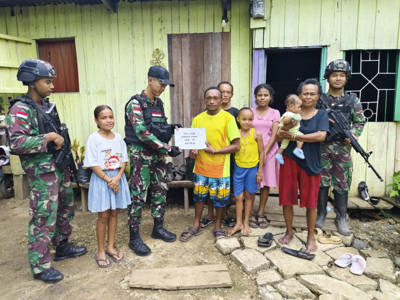 Satgas Yonif 122/TS Pos Pitewi Berikan Tali Asih Kepada Masyarakat Kampung Amyu Satgas Yonif 122/TS Pos Pitewi Berikan Tali Asih Kepada Masyarakat Kampung Amyui