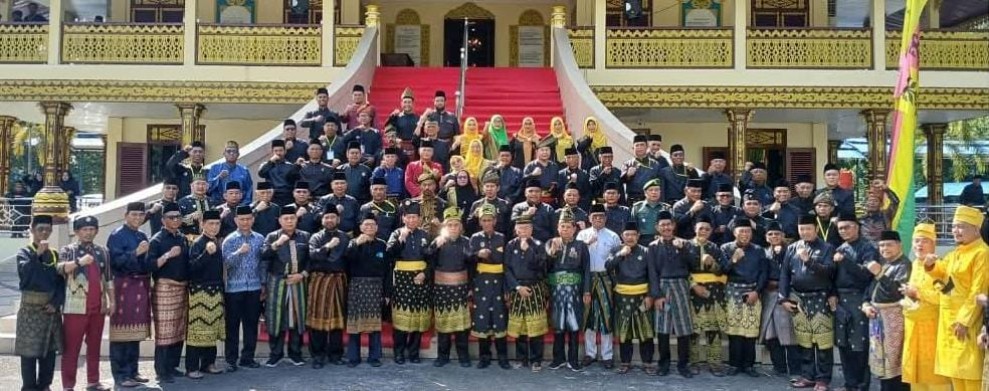 LAMR Perkokoh Marwah Adat Lewat Prosesi Tegak Payung Panji LAMR Perkokoh Marwah Adat Lewat Prosesi Tegak Payung Panjii