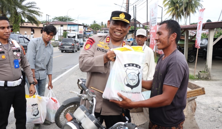 Harga BBM Naik, Polres Kampar Bagikan Paket Sembako kepada Pengemudi Bentor, Truk dan Angkutan Umum. Harga BBM Naik, Polres Kampar Bagikan Paket Sembako kepada Pengemudi Bentor, Truk dan Angkutan Umum.i