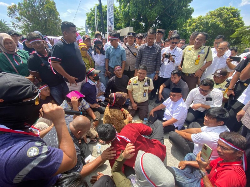 Aksi Damai Ratusan Warga Pekanbaru Desak BPN Tuntaskan Sengketa Lahan dan Tangkap Oknum Pegawai Doni Cs Aksi Damai Ratusan Warga Pekanbaru Desak BPN Tuntaskan Sengketa Lahan dan Tangkap Oknum Pegawai Doni Cs