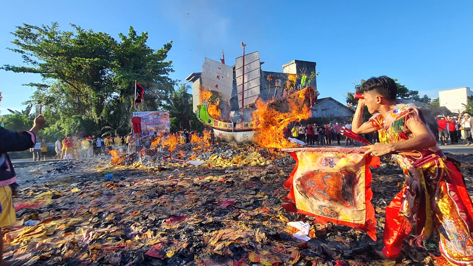Ketua DPRD Rohil Berharap Ritual Bakar Tongkang Dilestarikan Ketua DPRD Rohil Berharap Ritual Bakar Tongkang Dilestarikani