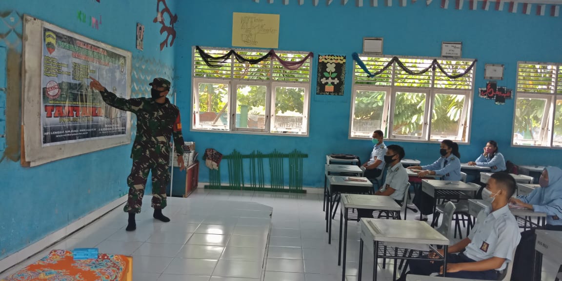 Disaat TMMD Ke-110 Kodim 0313/KPR, Babinsa Berikan Sosialisasi Penerimaan TNI AD Di Sekolah Disaat TMMD Ke-110 Kodim 0313/KPR, Babinsa Berikan Sosialisasi Penerimaan TNI AD Di Sekolahi