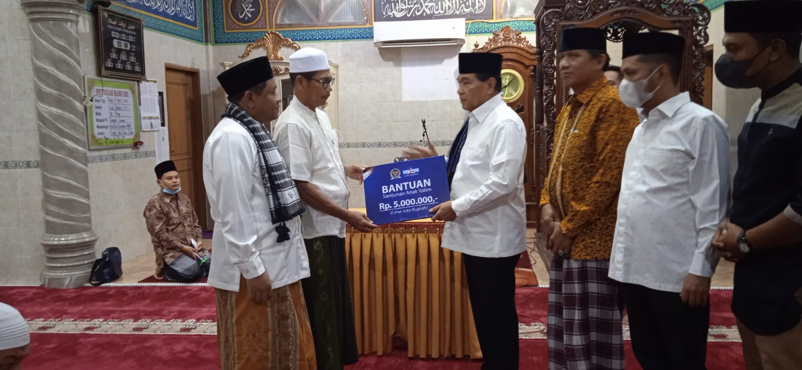 Safari Ramadhan, Achmad Serahkan Al-Quran dan Santunan ke Anak Yatim Safari Ramadhan, Achmad Serahkan Al-Quran dan Santunan ke Anak Yatimi