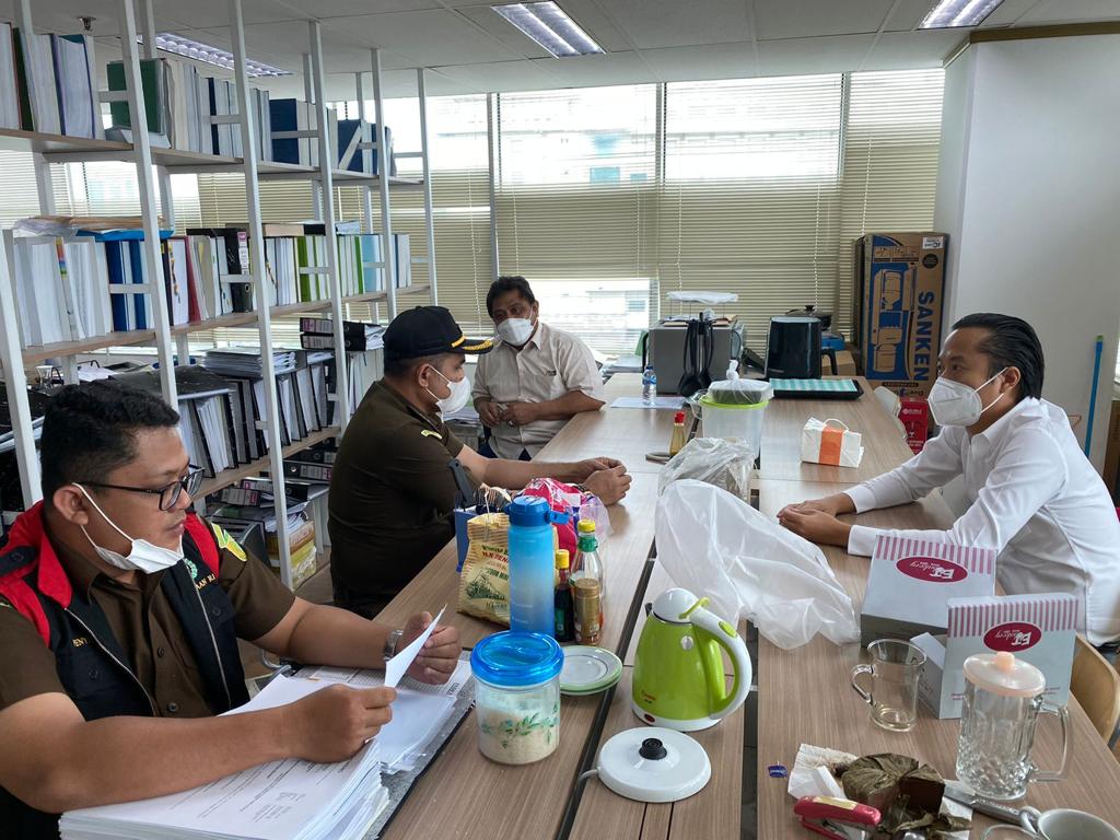 TIM PENYIDIK PIDSUS KEJATI RIAU MELAKUKAN PENGGELEDAHAN DALAM PERKARA DUGAAN TINDAK PIDANA KORUPSI, TIM PENYIDIK PIDSUS KEJATI RIAU MELAKUKAN PENGGELEDAHAN DALAM PERKARA DUGAAN TINDAK PIDANA KORUPSI,i