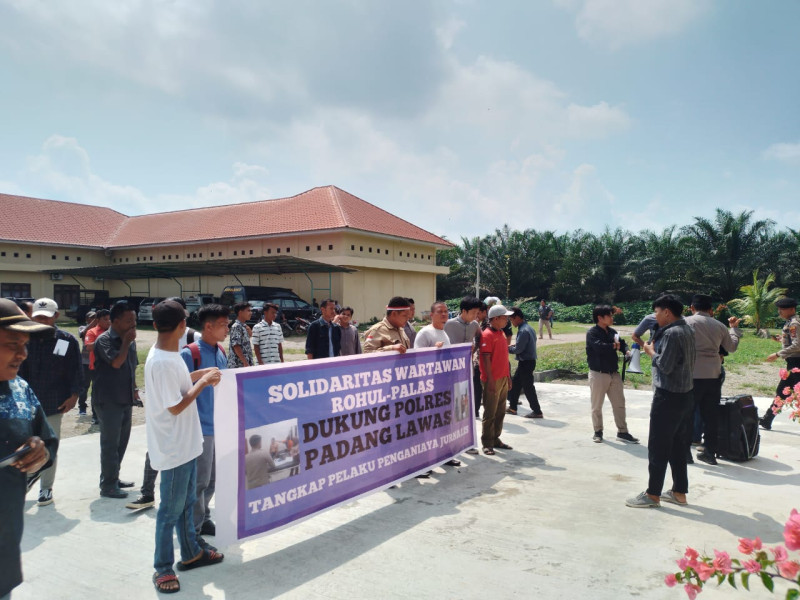 Aksi Solidaritas Wartawan Rohul-Palas Geruduk Polres Palas,Tangkap Penganiaya Wartawan Aksi Solidaritas Wartawan Rohul-Palas Geruduk Polres Palas,Tangkap Penganiaya Wartawani
