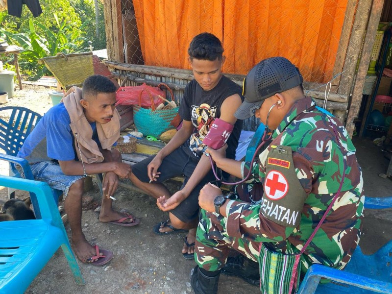 TNI Bantu Warga Perbatasan Lewat Layanan Kesehatan Keliling TNI Bantu Warga Perbatasan Lewat Layanan Kesehatan Kelilingi