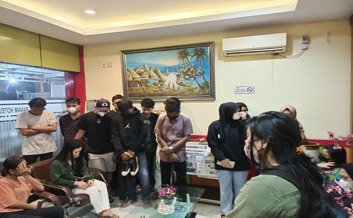 Satpol PP Jaring Puluhan Pasangan Tidak Resmi di Sejumlah Penginapan Pekanbaru Satpol PP Jaring Puluhan Pasangan Tidak Resmi di Sejumlah Penginapan Pekanbarui