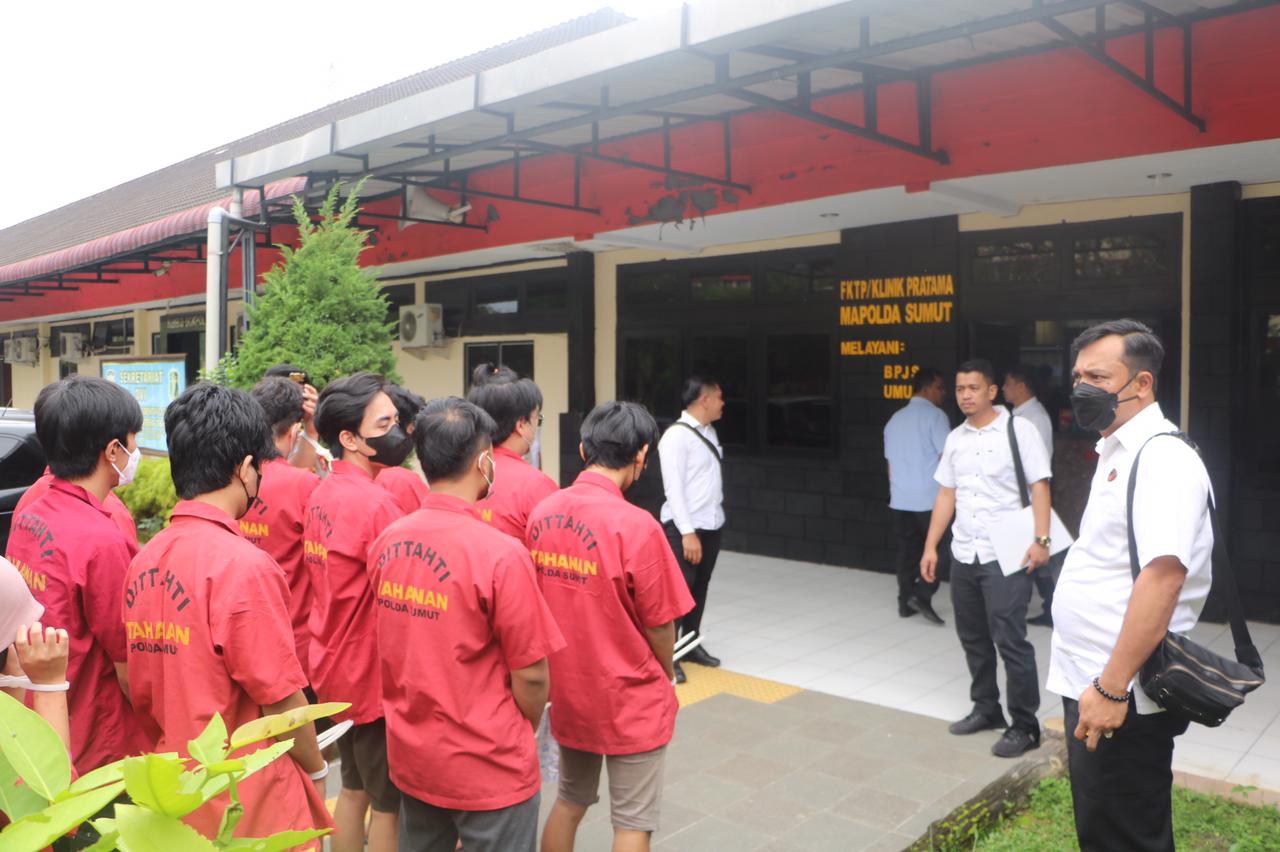 Polda Sumut Serahkan 15 Tersangka Judi Online Cemara Asri ke JPU Polda Sumut Serahkan 15 Tersangka Judi Online Cemara Asri ke JPUi