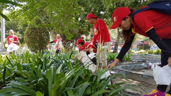 Paska Fun Walk, Alfamart Turunkan Pasukan Bersih-bersih Sampah dan Perbaiki Taman Paska Fun Walk, Alfamart Turunkan Pasukan Bersih-bersih Sampah dan Perbaiki Tamani