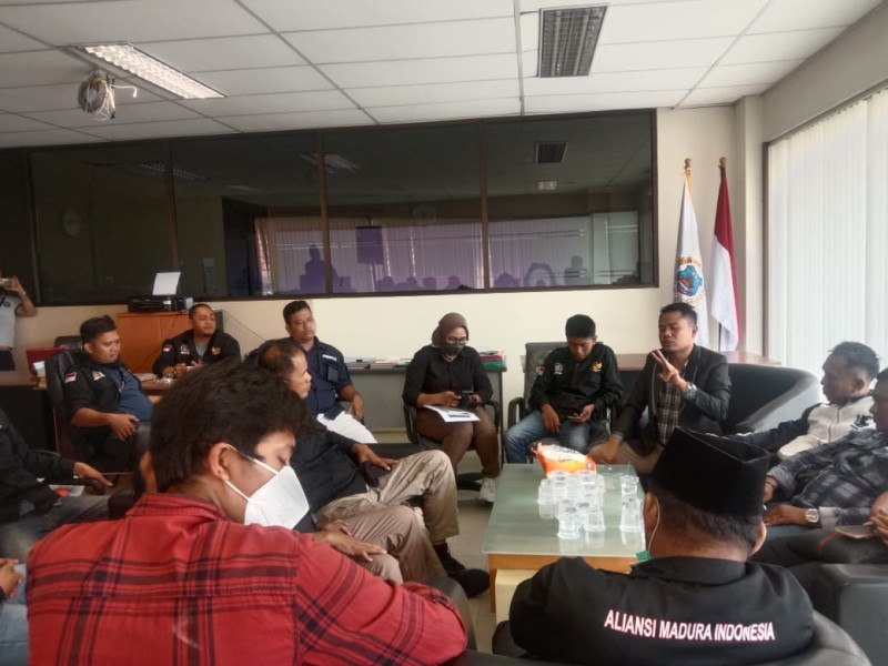 Ketua Umum ALIANSI MADURA INDONESIA (AMI) Baihaki Akbar, meminta kepada Presiden RI, Untuk Menindak Tegas Peredaran Rokok Ilegal Ketua Umum ALIANSI MADURA INDONESIA (AMI) Baihaki Akbar, meminta kepada Presiden RI, Untuk Menindak Tegas Peredaran Rokok Ilegali