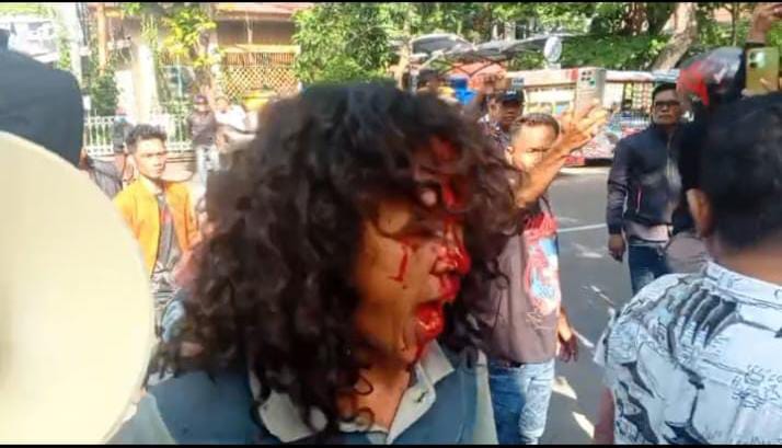 Aksi Berdarah di Depan Kanwil BPN Riau, Massa Desak Presiden Prabowo Copot Pejabat dan Usut Mafia Tanah Aksi Berdarah di Depan Kanwil BPN Riau, Massa Desak Presiden Prabowo Copot Pejabat dan Usut Mafia Tanahi