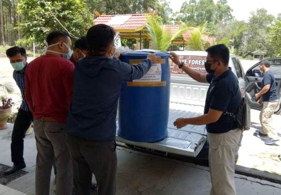 Polda Riau Gandeng Unilak Produksi Hand Sanitizer Polda Riau Gandeng Unilak Produksi Hand Sanitizeri