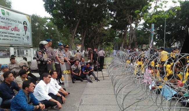 Ditantang Mahasiswa Teruskan Aspirasi ke Pusat, ini Kata DPRD Riau Ditantang Mahasiswa Teruskan Aspirasi ke Pusat, ini Kata DPRD Riaui
