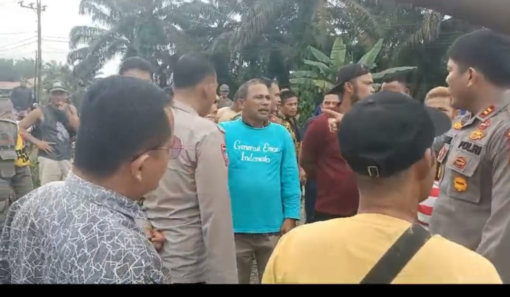 Masyarakat batulangkah Kecil Demo Perkebunan Mau Menutup Akses Masyarakat & Memagar Akses Depan rumah Warga Masyarakat batulangkah Kecil Demo Perkebunan Mau Menutup Akses Masyarakat & Memagar Akses Depan rumah Wargai