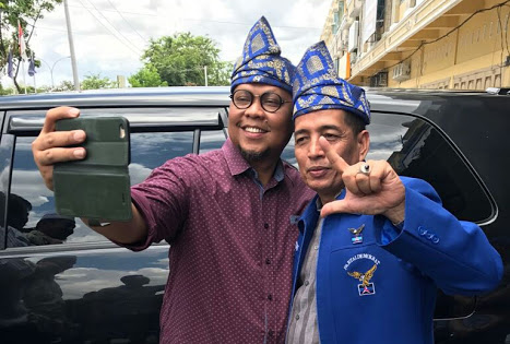 Sebut Koalisi 7 Partai Mantap, Asri Auzar Dampingi Lukman Edy Pilgubri 2018 Mendatang Sebut Koalisi 7 Partai Mantap, Asri Auzar Dampingi Lukman Edy Pilgubri 2018 Mendatangi