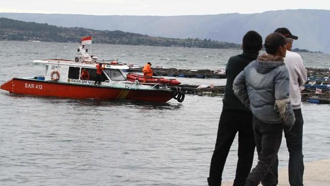Petugas Temukan Tas Hingga KTP Milik Korban KM Sinar Bangun Saat Pencarian di Danau Toba Petugas Temukan Tas Hingga KTP Milik Korban KM Sinar Bangun Saat Pencarian di Danau Tobai