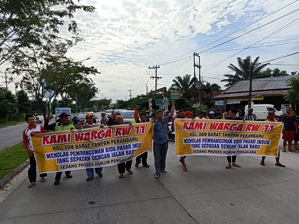 Warga RW 11 Sidomulyo Barat Lakukan Aksi, Minta Kios Pasar Induk Pekanbaru Dibongkar Warga RW 11 Sidomulyo Barat Lakukan Aksi, Minta Kios Pasar Induk Pekanbaru Dibongkari