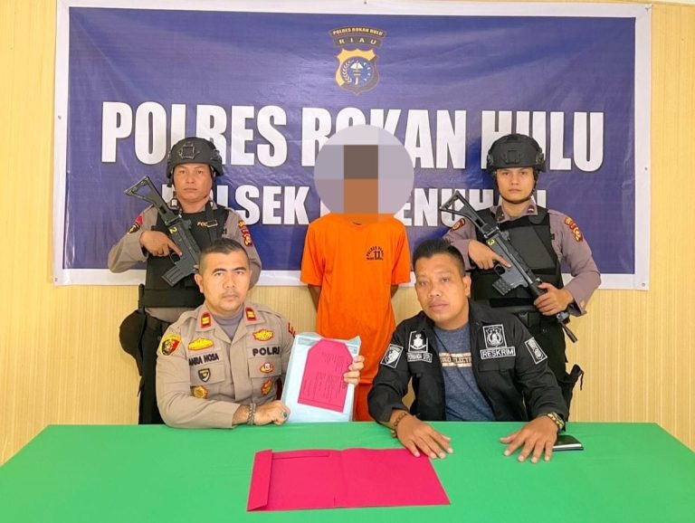 Pria Ini Dijebloskan Ke Sel Polsek Kepenuhan, Kasusnya Berat Banget Pria Ini Dijebloskan Ke Sel Polsek Kepenuhan, Kasusnya Berat Bangeti