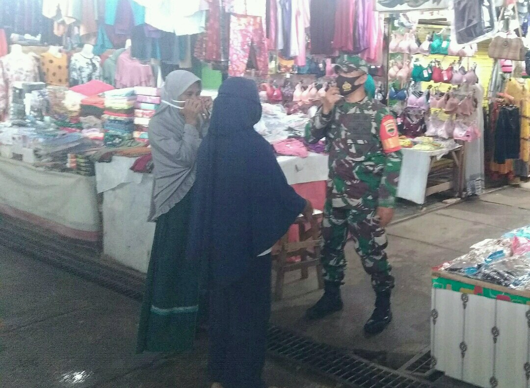 Babinsa Koramil 06/SH Terus Berikan Himbauan Prokes Ke Pengunjung Pasar Babinsa Koramil 06/SH Terus Berikan Himbauan Prokes Ke Pengunjung Pasari