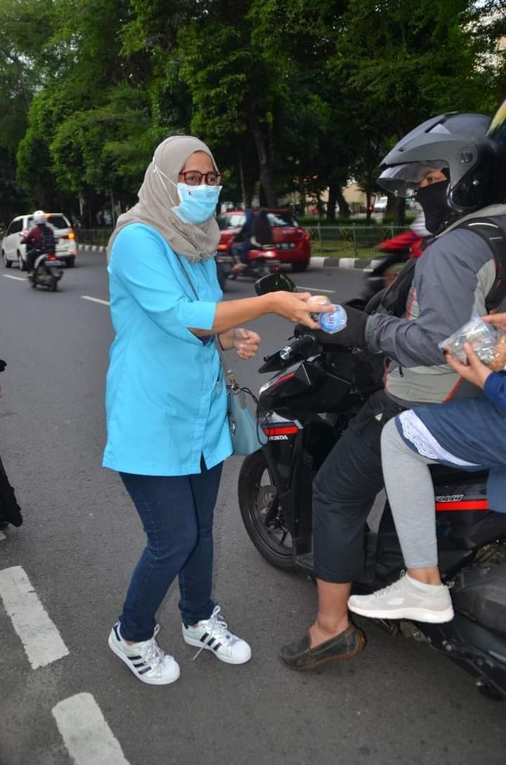 DPN Partai Gelora Bagikan 1.200 Takjil ke Pengendara yang Lewat DPN Partai Gelora Bagikan 1.200 Takjil ke Pengendara yang Lewat i