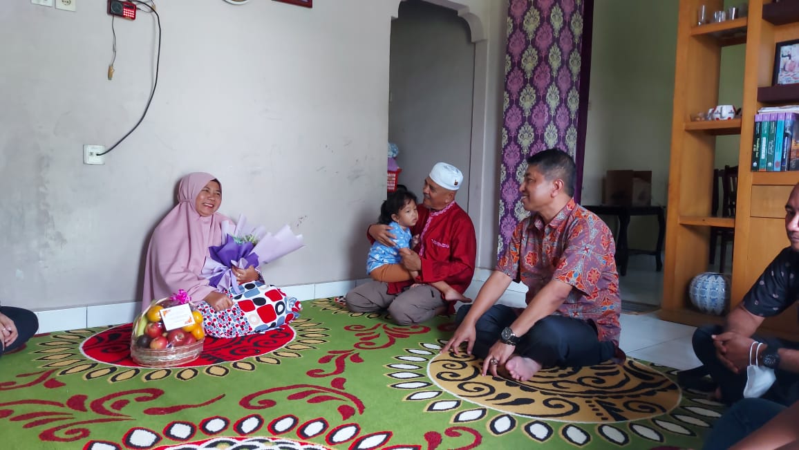 Peringati Hari Guru Nasional Ke 77, Dit Intelkam Polda Riau Bagikan Sembako dan Tali Asihi