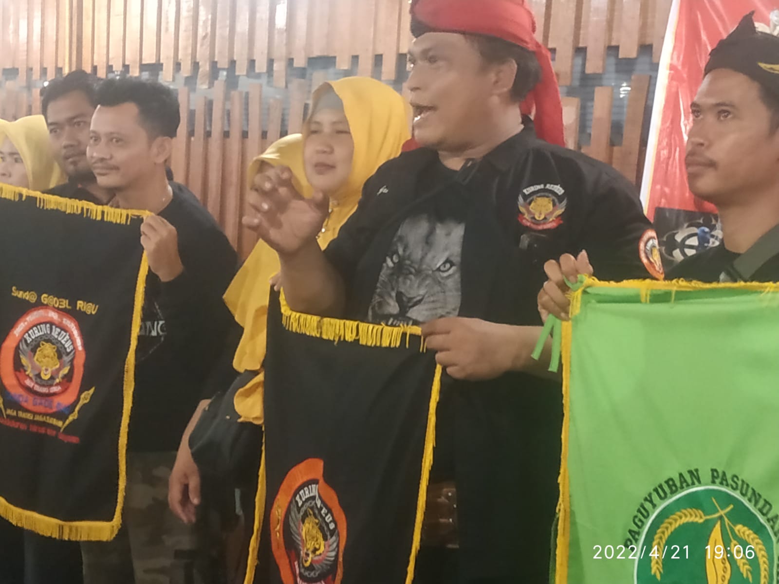 Deklarasi Paguyuban Pasundan Gaul Riau. dan bagi-bagi Takjil dan Buka Bersama Deklarasi Paguyuban Pasundan Gaul Riau. dan bagi-bagi Takjil dan Buka Bersama i