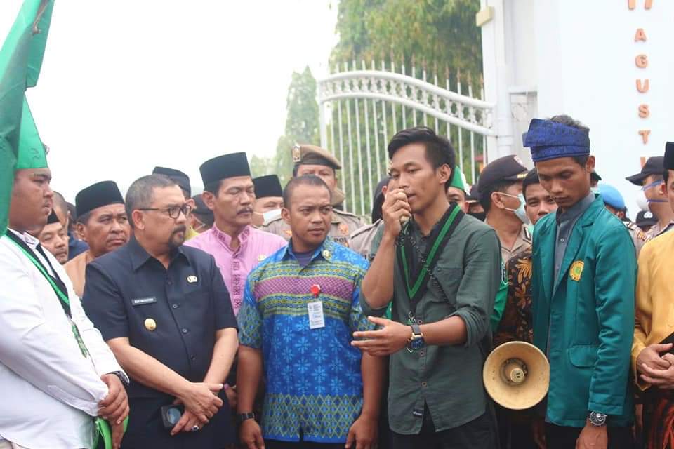 Wagubri Edi Natar Hadapi Massa Aksi HMI yang Tuntut Penuntasan Karhutla Wagubri Edi Natar Hadapi Massa Aksi HMI yang Tuntut Penuntasan Karhutlai