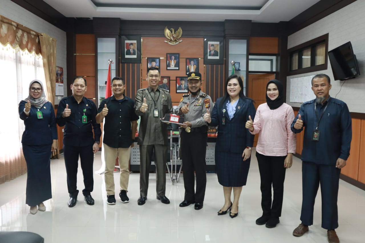 Hadiah Special dari Kapolres Kampar kepada PN Bangkinang Dalam Rangka HUT Mahkamah Agung ke 77 Hadiah Special dari Kapolres Kampar kepada PN Bangkinang Dalam Rangka HUT Mahkamah Agung ke 77