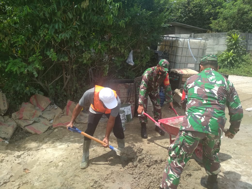 TMMD Ke-110 Kodim 0313/KPR, Babinsa Tetap Lakukan Gotong Royong Bersama Masyarakat TMMD Ke-110 Kodim 0313/KPR, Babinsa Tetap Lakukan Gotong Royong Bersama Masyarakati