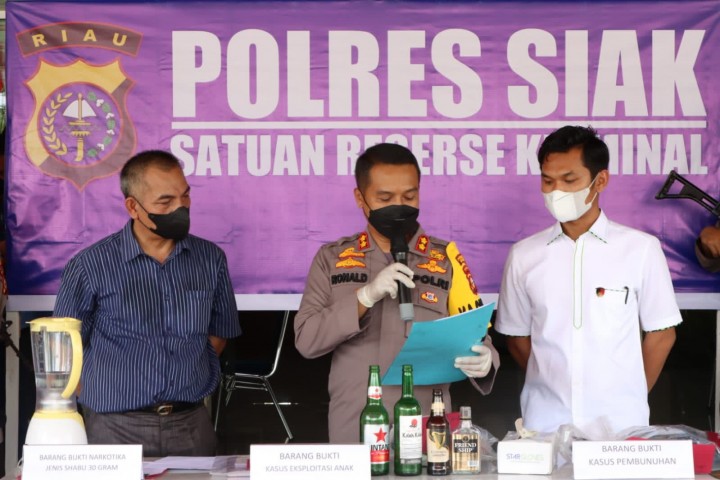 Polres Siak Tangkap 4 Orang Kasus Eksploitasi Anak di Bawah Umur Polres Siak Tangkap 4 Orang Kasus Eksploitasi Anak di Bawah Umuri