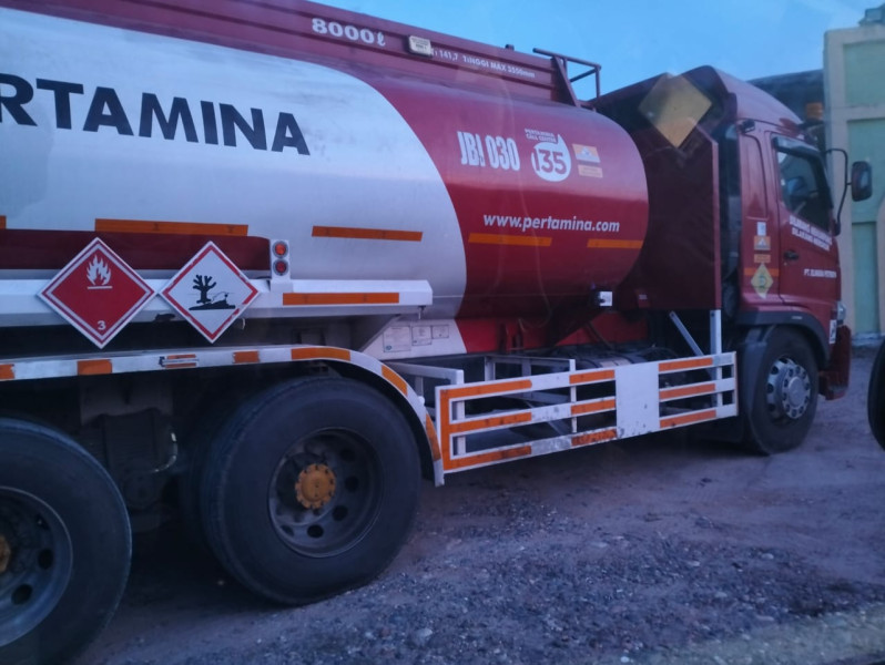 Sopir Mobil Tangki Pertamina Diduga 'Kencing' di Gudang BBM Ilegal,Milik Opung sungai rengas.
