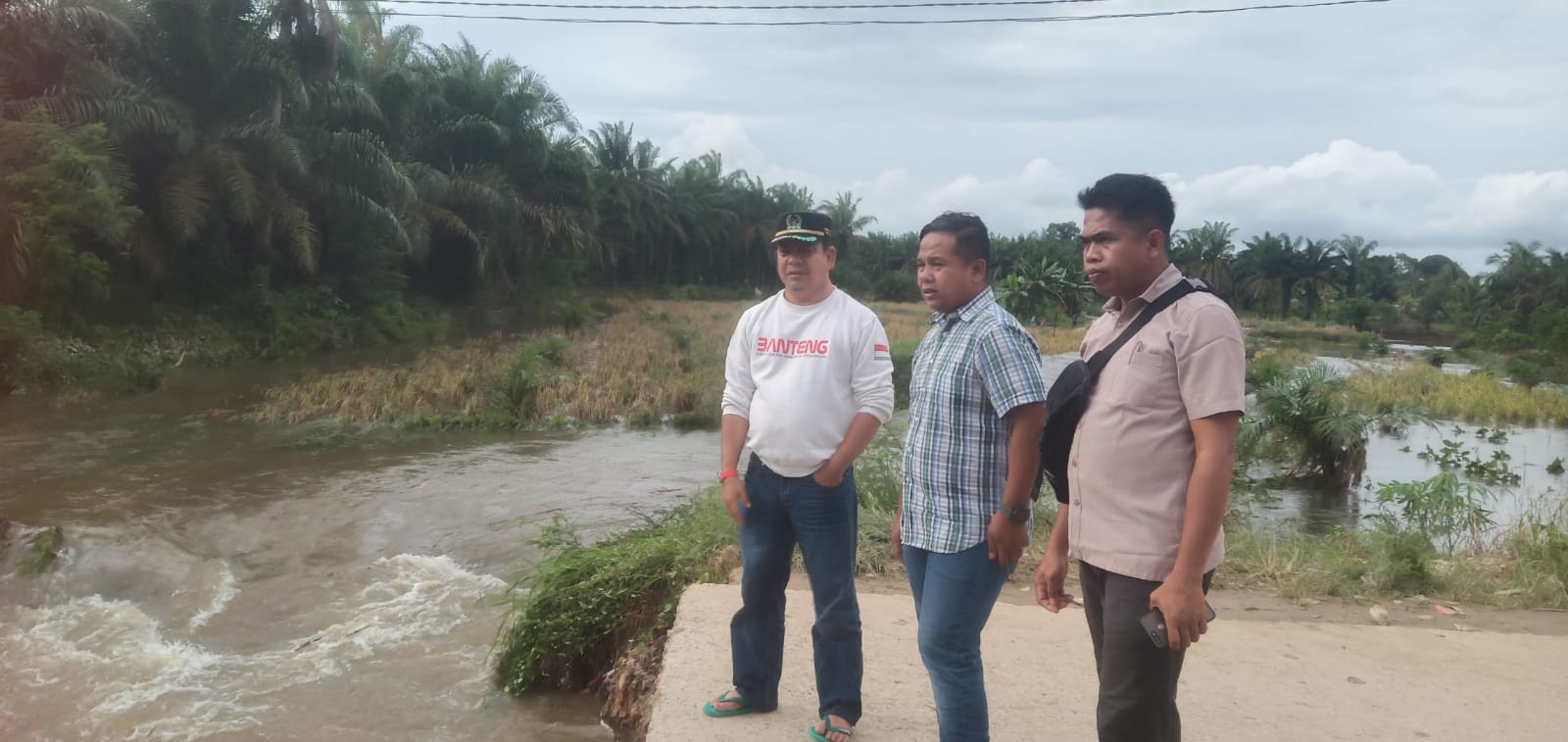 Wakil ketua DPRD Riau H.Syafaruddin Poti,SH,MM tinjau lokasi jalan putus Wakil ketua DPRD Riau H.Syafaruddin Poti,SH,MM tinjau lokasi jalan putusi