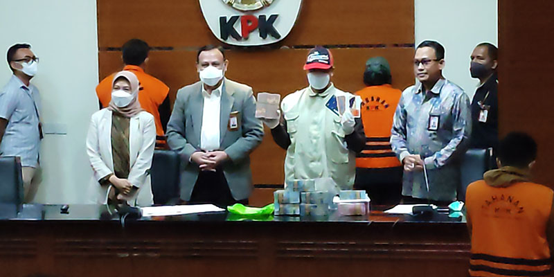Bupati Bogor Ade Yasin dan 7 Orang Lainnya Resmi Tersangka Bupati Bogor Ade Yasin dan 7 Orang Lainnya Resmi Tersangkai