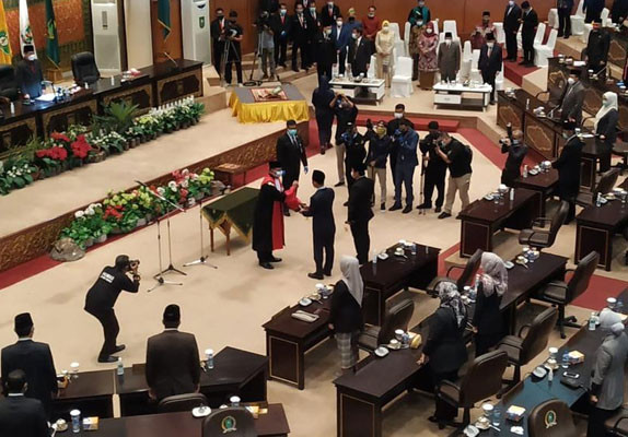 Yulisman dan Agung Nugroho Resmi Dilantik Sebagai Pimpinan DPRD Riaui