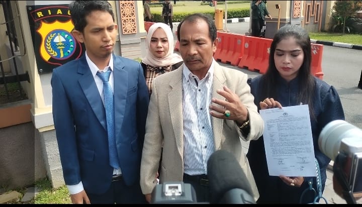 KAPOLRI DIMINTA AMBIL Alih Kasus Penyitaan Harta Oleh Polda Riau dan Polda Sumbar. KAPOLRI DIMINTA AMBIL Alih Kasus Penyitaan Harta Oleh Polda Riau dan Polda Sumbar.i