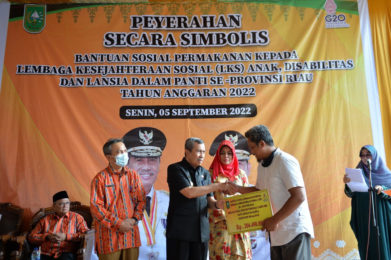 Gubernur Syamsuar Salurkan Bansos Rp 24,1 Milyar Gubernur Syamsuar Salurkan Bansos Rp 24,1 Milyari