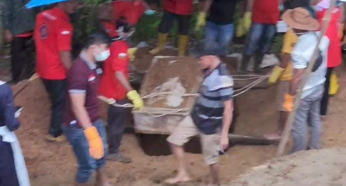 Proses Pembongkaran Makam Prada Josua: Upaya Ungkap Kasus Dugaan Pembunuhan Proses Pembongkaran Makam Prada Josua: Upaya Ungkap Kasus Dugaan Pembunuhani