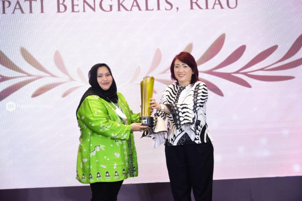 Kasmarni Terima Penghargaan sebagai Kepala Daerah Perempuan Inspiratifi