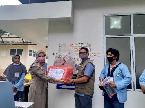 Mahasiswa relawan Covid 19 bagikan Hazmat dan Face Shield gratisi