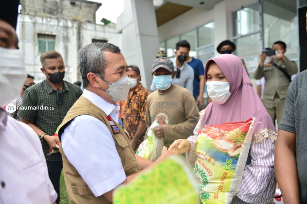 Syamsuar Serahkan Bantuan 12 Ton Beras kepada Korban Banjir Rohul