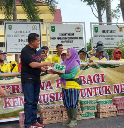 Jelang Idul Fitri 1444 H, Polda Riau Bagikan Paket Lebaran ke Petugas Kebersihan Pasukan Kuningi