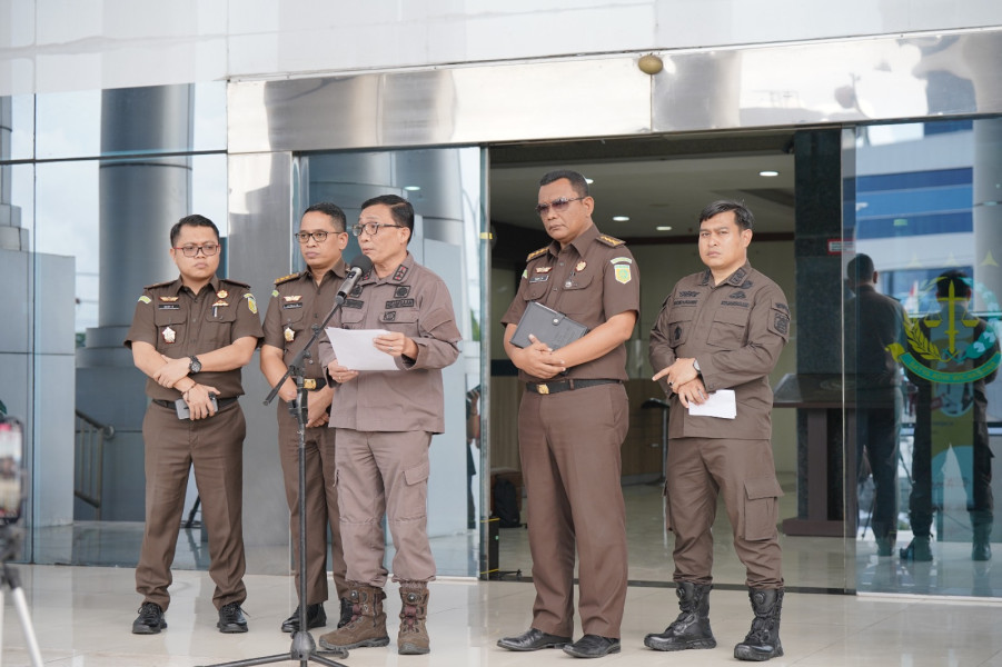 KEJAKSAAN TINGGI SULSEL MENETAPKAN 1 (SATU) ORANG TERSANGKA DALAM PERKARA TINDAK PIDANA KORUPSI PENYIMPANGAN PENETAPAN KEJAKSAAN TINGGI SULSEL MENETAPKAN 1 (SATU) ORANG TERSANGKA DALAM PERKARA TINDAK PIDANA KORUPSI PENYIMPANGAN PENETAPANi