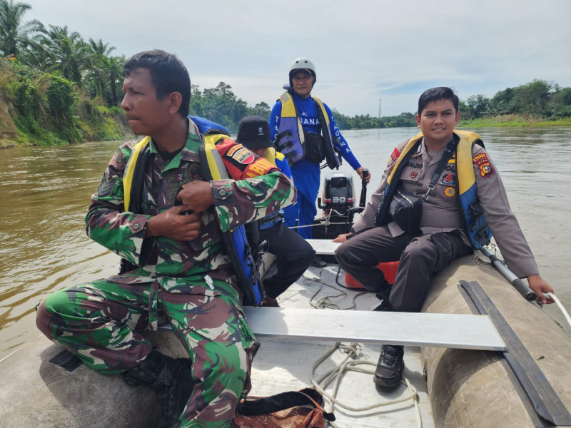 Pencarian korban tenggelam di Tepian Sungai Kampar Desa Koto Perambahan Pencarian korban tenggelam di Tepian Sungai Kampar Desa Koto Perambahani