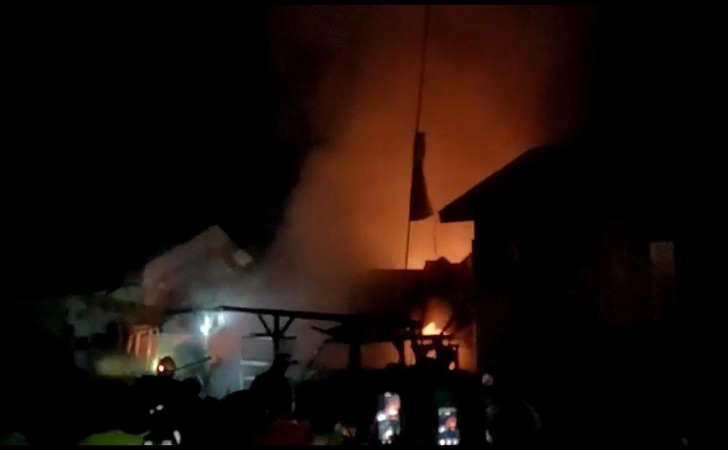 Rumah Terbakar, Ibu dan 3 Anaknya Tewas Bersama Rumah Terbakar, Ibu dan 3 Anaknya Tewas Bersamai