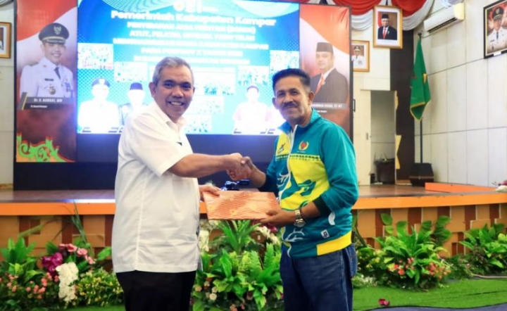 Pj Bupati Kampar Serahkan Bonus Sebesar Rp 1,3 Milyar Kepala Atlit dan Official Porprov Riau Ke-X