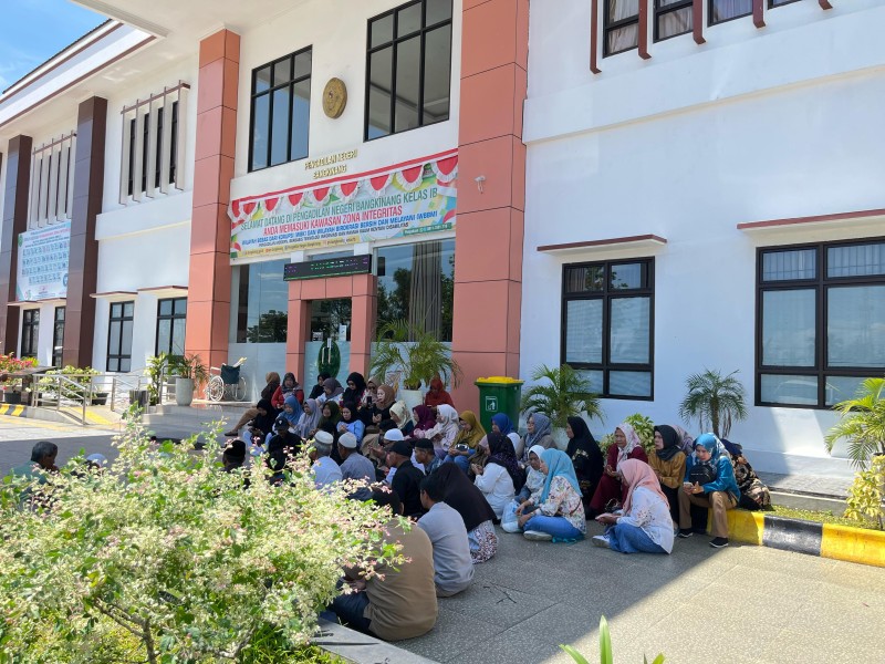 Petani Koppsa-M Bacakan Yasin Sebelum Majelis Hakim Soni Nugraha Putuskan Perkarai