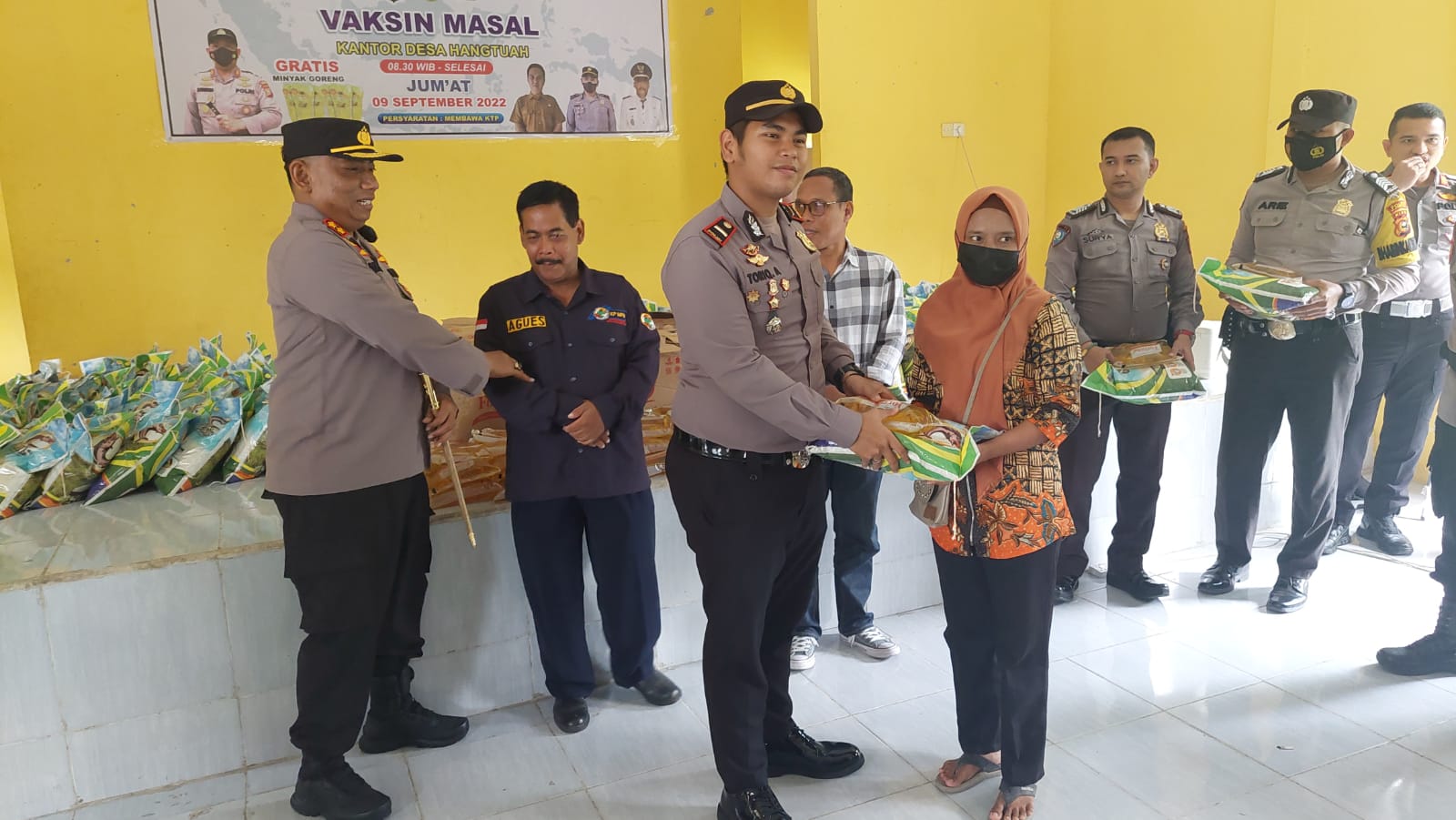 Tinjau Vaksinasi Massal di Perhentian Raja, Kapolres Kampar Bagikan Sembako Tinjau Vaksinasi Massal di Perhentian Raja, Kapolres Kampar Bagikan Sembakoi