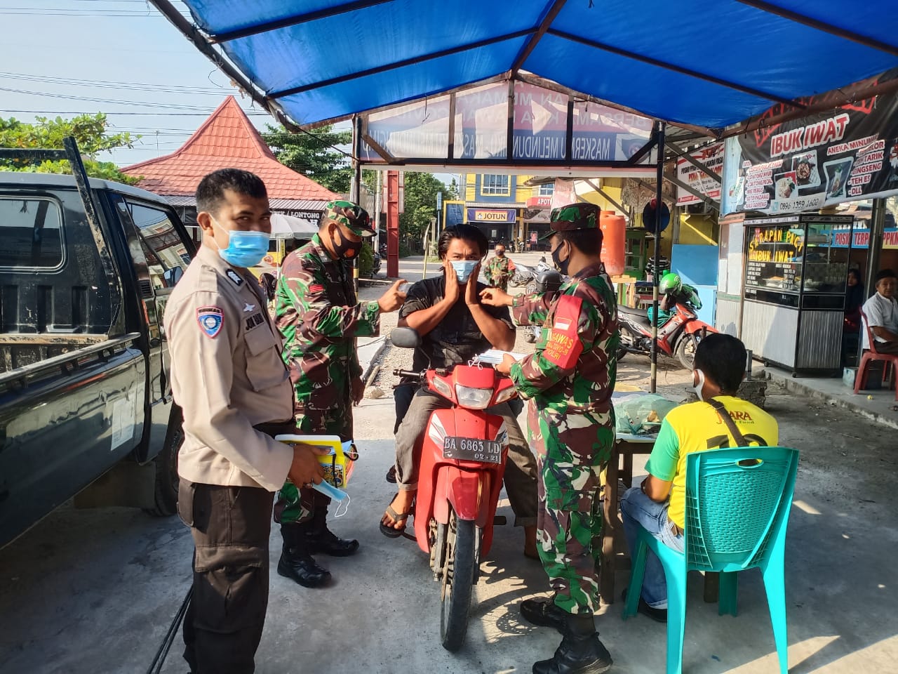 Babinsa Bersama Bhabinkamtibmas Bagikan Masker Ke Pengunjung Pasar Syariah Ulul Albab Babinsa Bersama Bhabinkamtibmas Bagikan Masker Ke Pengunjung Pasar Syariah Ulul Albabi