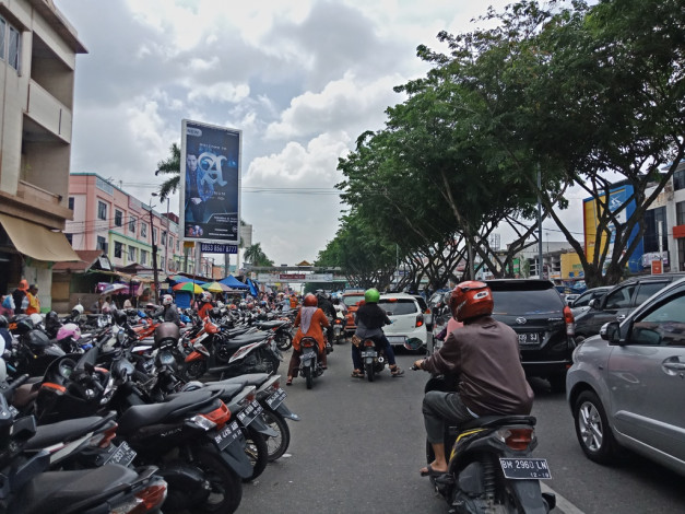 Banyak Parkir di Jalan Sudirman Kota Pekanbaru Menyalahi Aturan Banyak Parkir di Jalan Sudirman Kota Pekanbaru Menyalahi Aturani